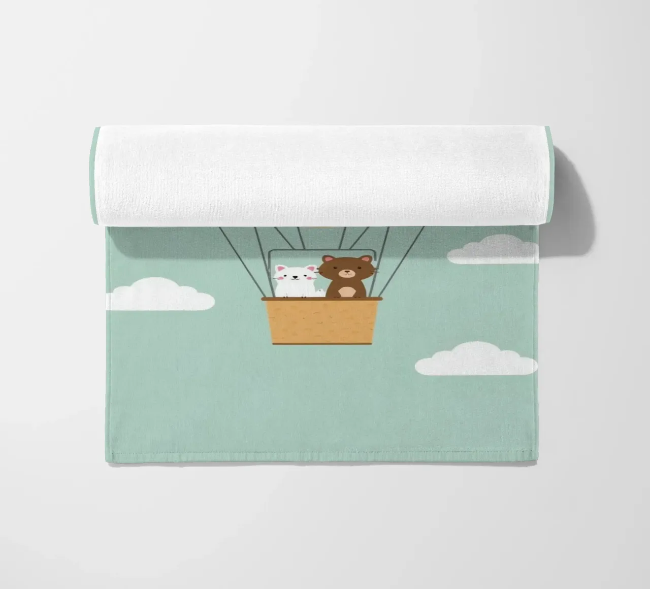 Orso e gatto simpatici e divertenti in mongolfiera telo mare da DesignDoodle