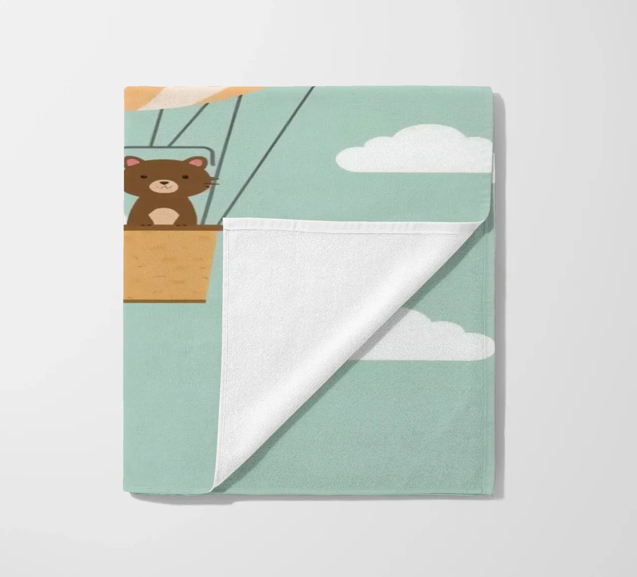Orso e gatto simpatici e divertenti in mongolfiera telo mare da DesignDoodle