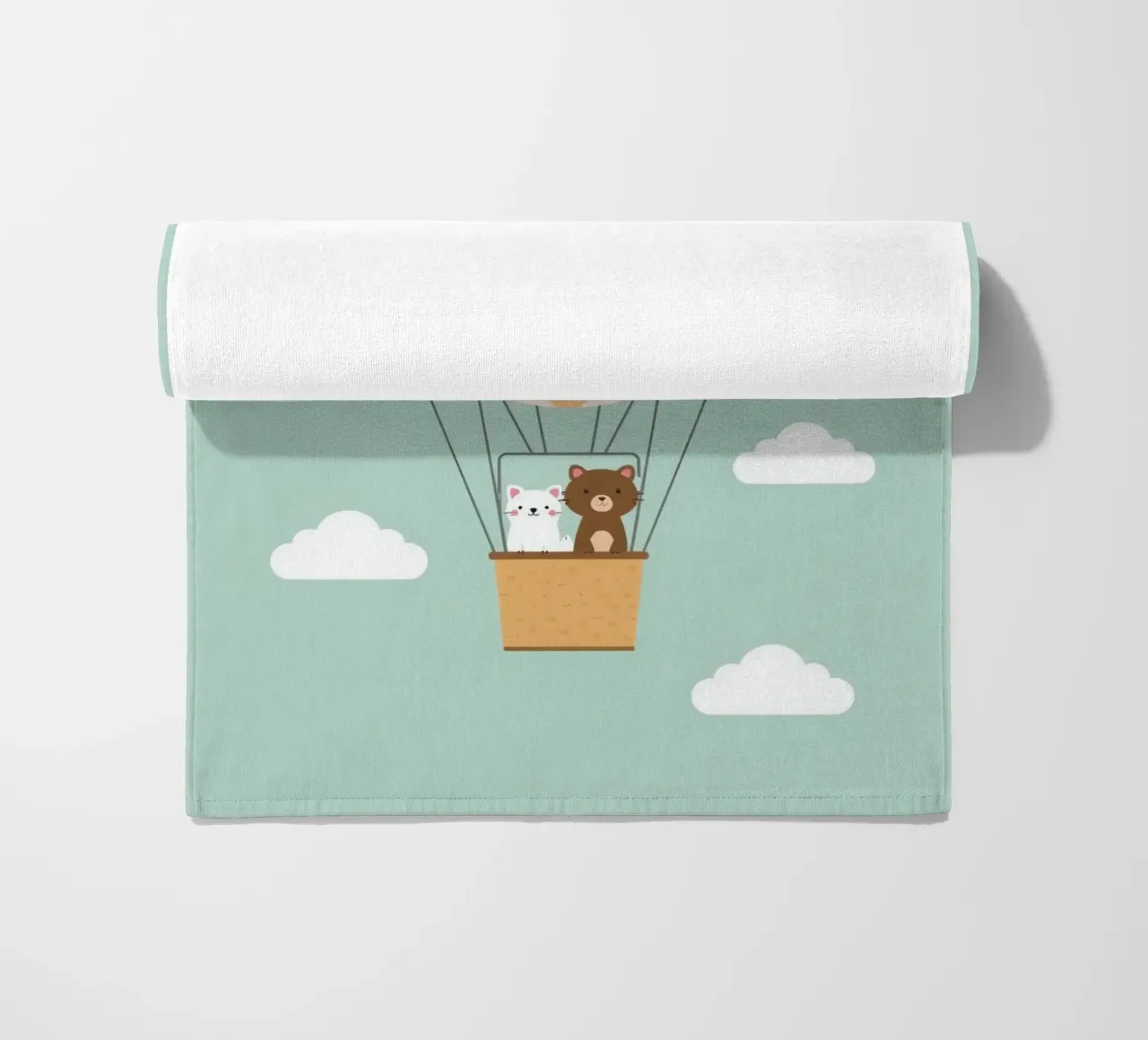 Orso e gatto simpatici e divertenti in mongolfiera telo mare da DesignDoodle