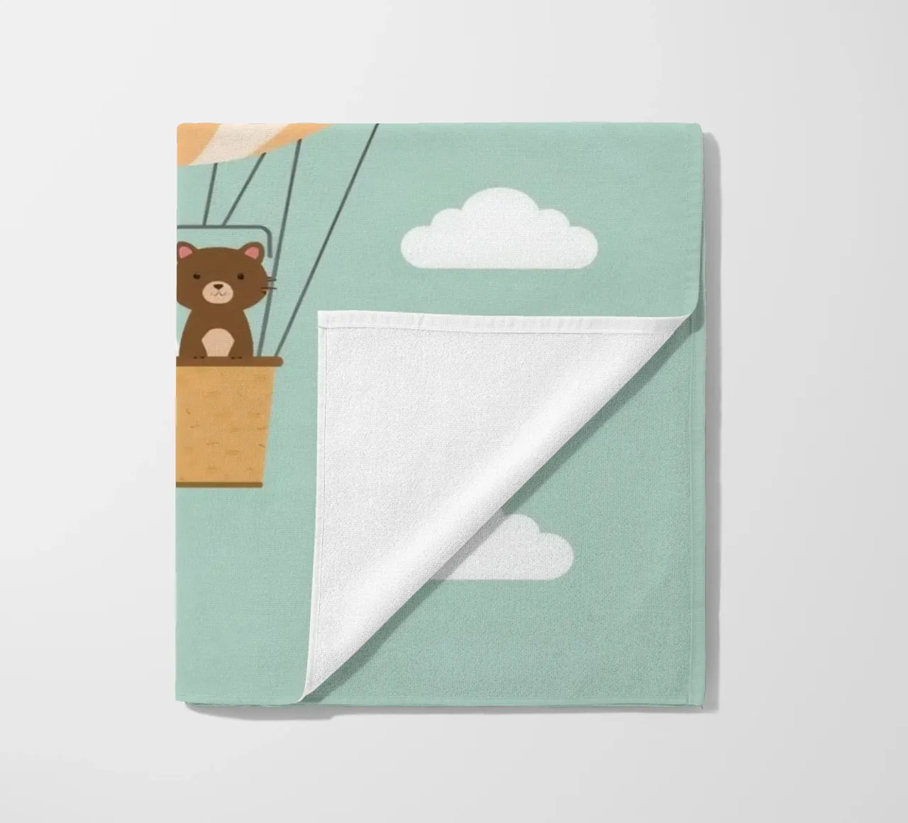 Orso e gatto simpatici e divertenti in mongolfiera telo mare da DesignDoodle