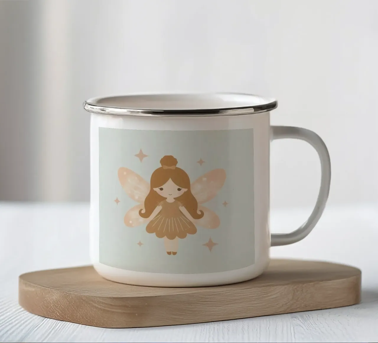 Fata carina dei cartoni animati con ali e stelle tazza in smalto da DesignDoodle