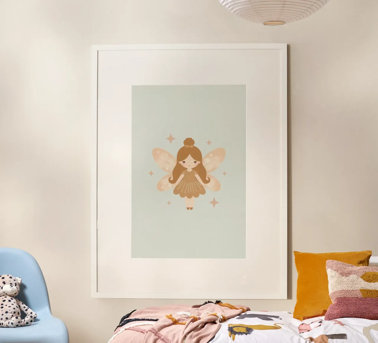 Fata carina dei cartoni animati con ali e stelle poster con telaio in legno da DesignDoodle