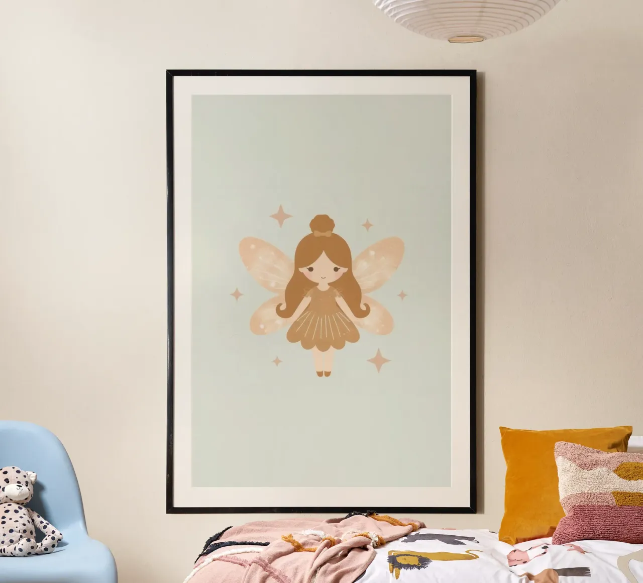 Fata carina dei cartoni animati con ali e stelle poster con telaio in legno da DesignDoodle