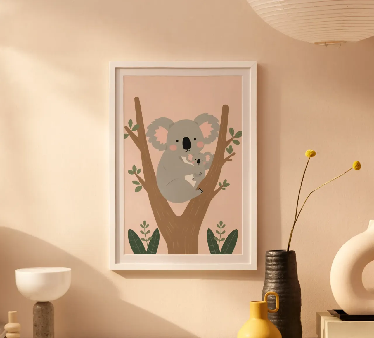 Mamma e bambino di Koala abbracciati sull'albero poster con telaio in plastica da DesignDoodle