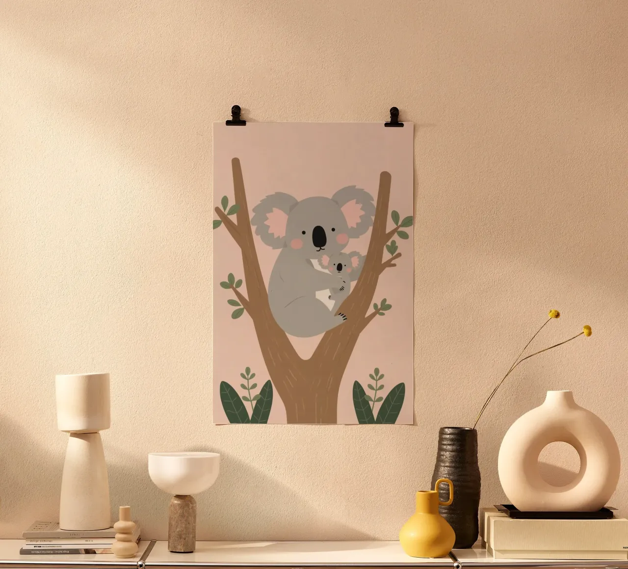 Mamma e bambino di Koala abbracciati sull'albero poster con telaio in plastica da DesignDoodle