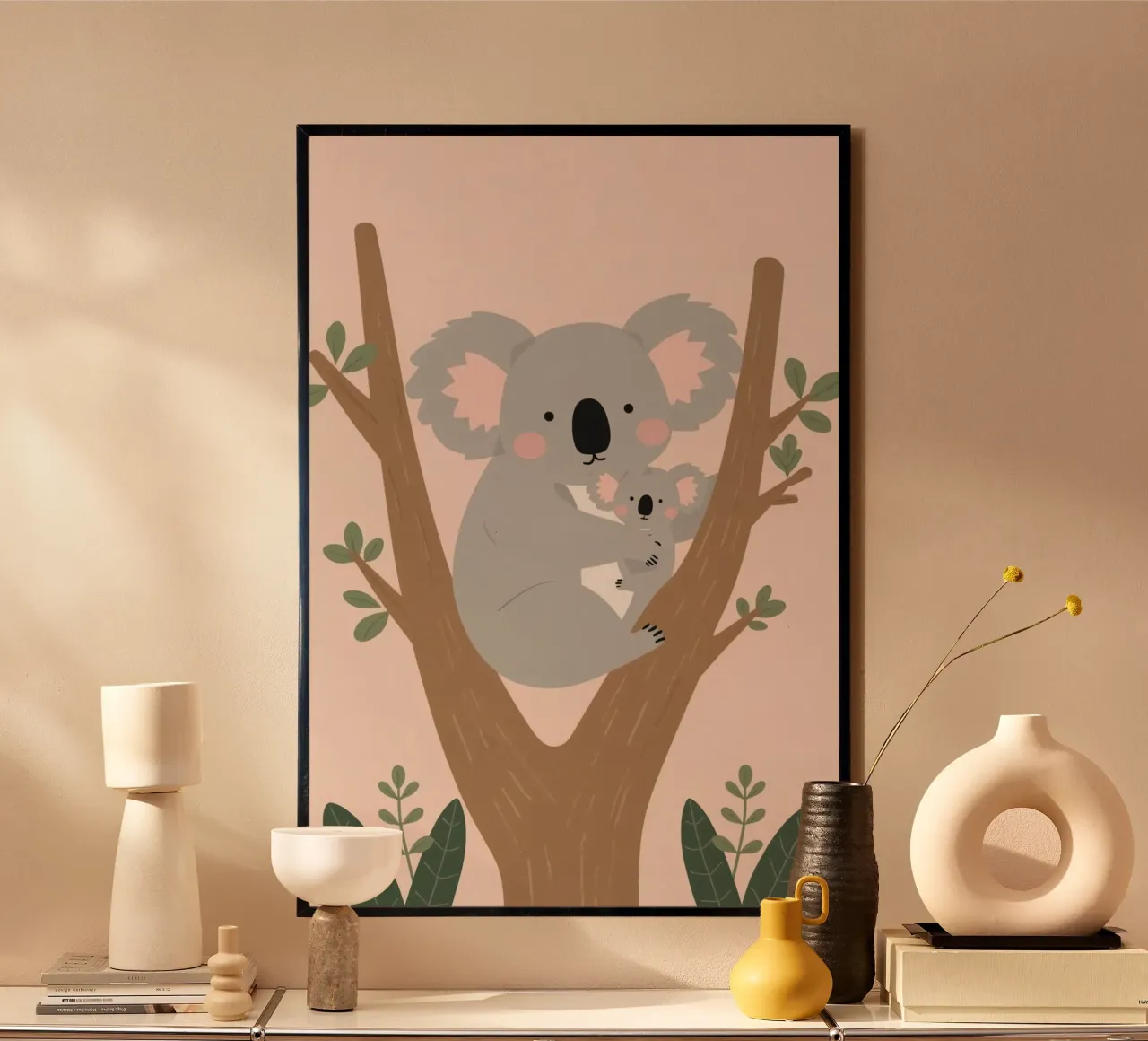 Mamma e bambino di Koala abbracciati sull'albero poster con telaio in plastica da DesignDoodle