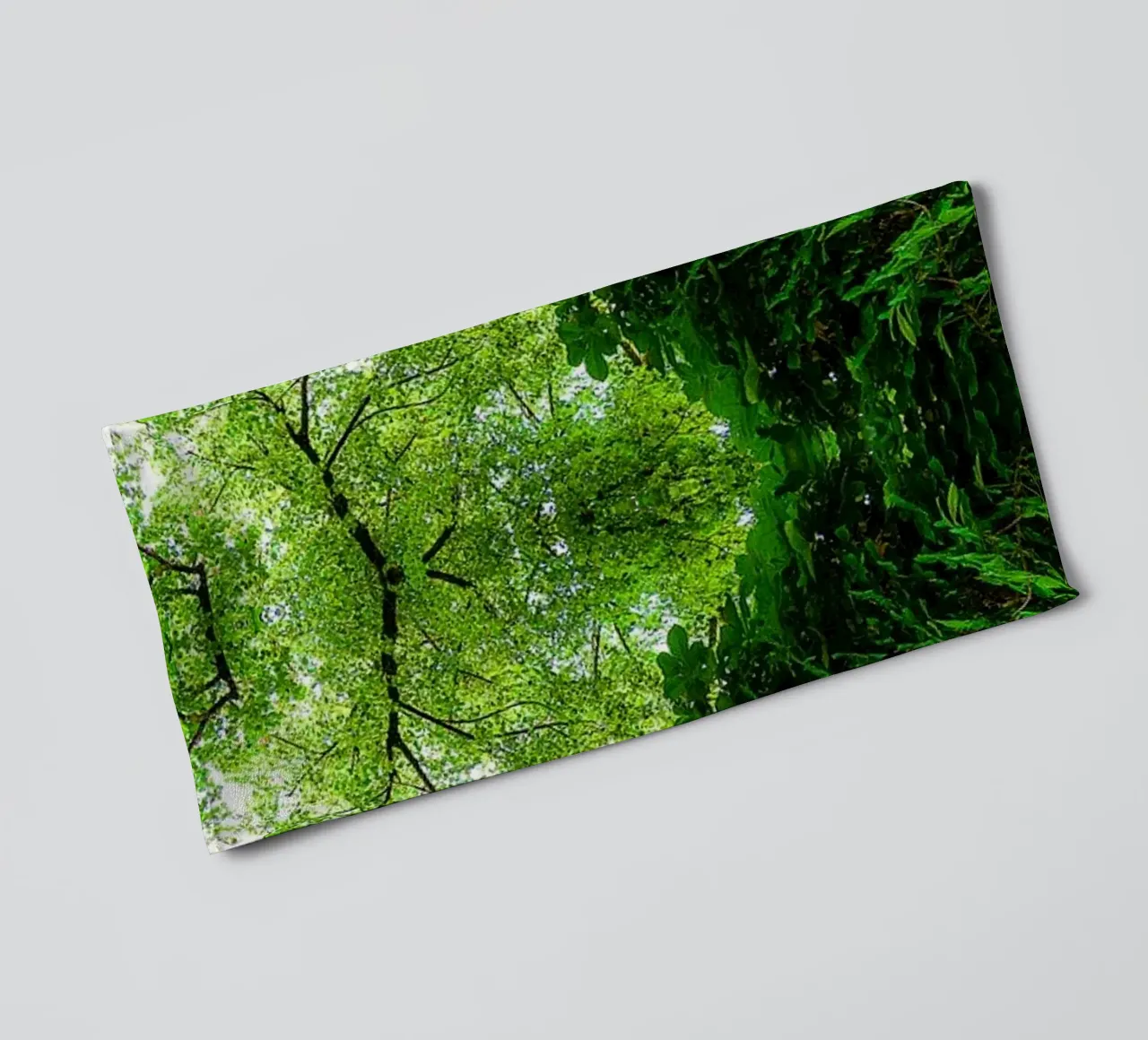 Symmetrie van smaragdgroene boom - Abstracte kunstdruk badhanddoek van jay
