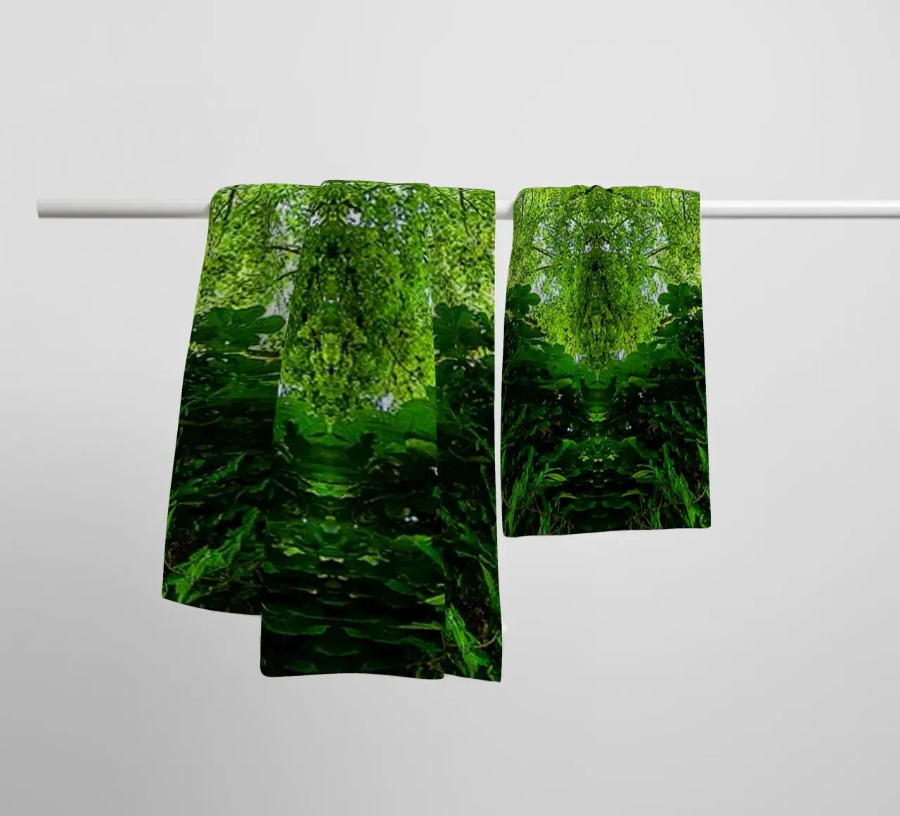 Symmetrie van smaragdgroene boom - Abstracte kunstdruk badhanddoek van jay