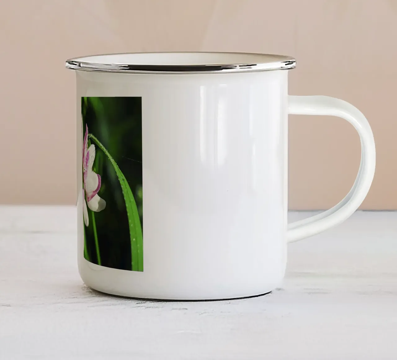 Dauw gekuste wilde bloem - Kunstdruk emaille mok van jay