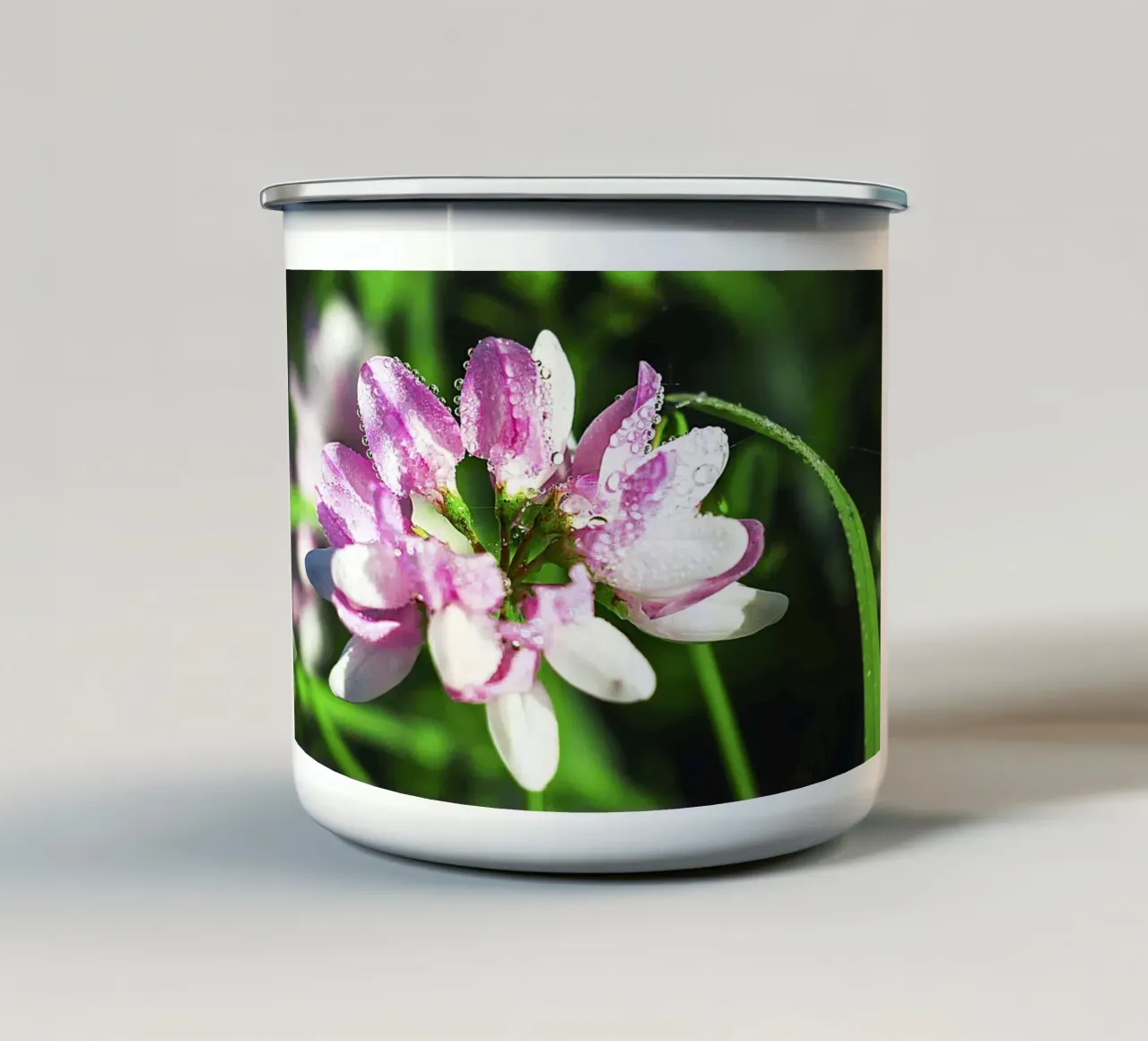 Dauw gekuste wilde bloem - Kunstdruk emaille mok van jay