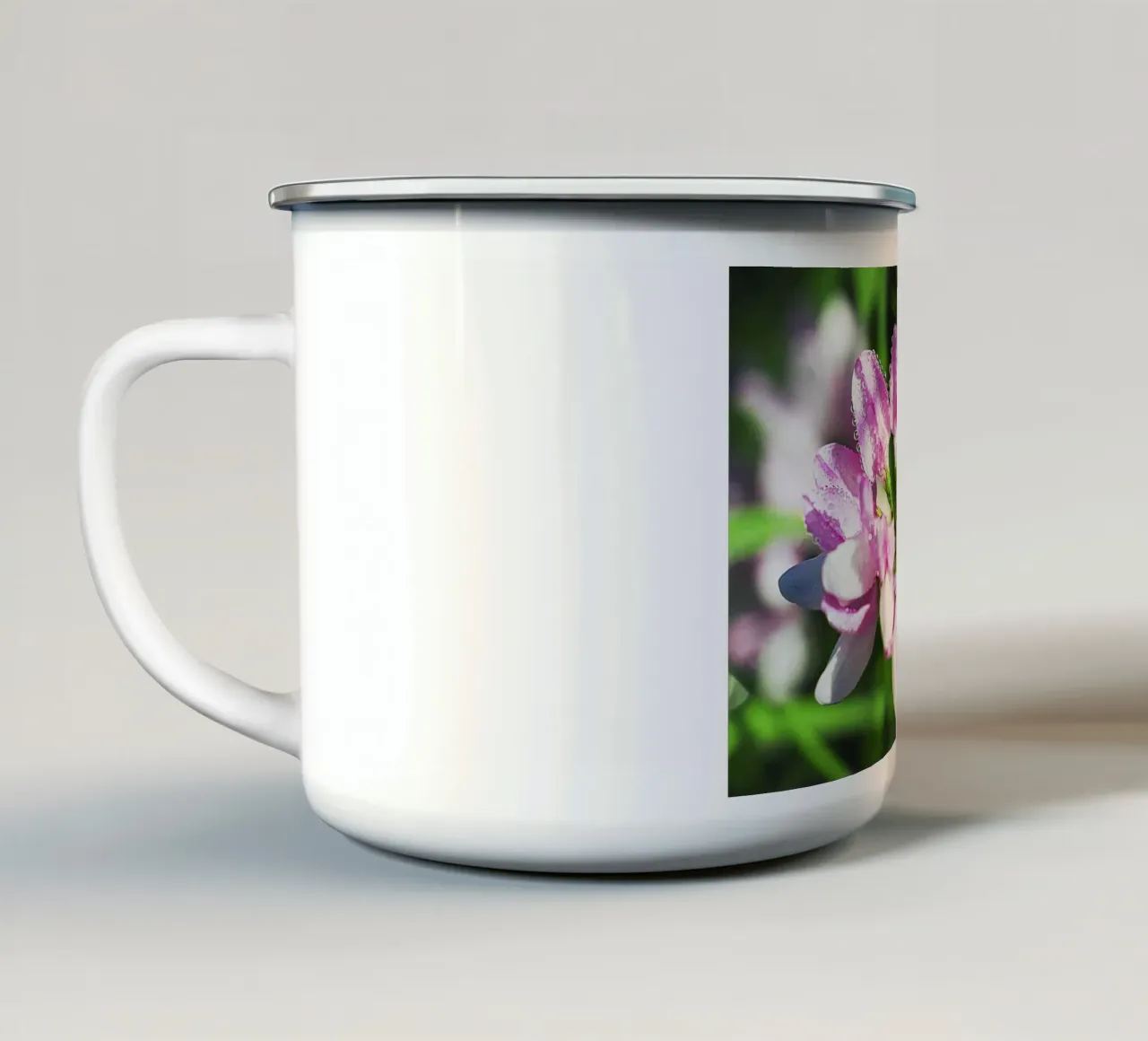 Dauw gekuste wilde bloem - Kunstdruk emaille mok van jay