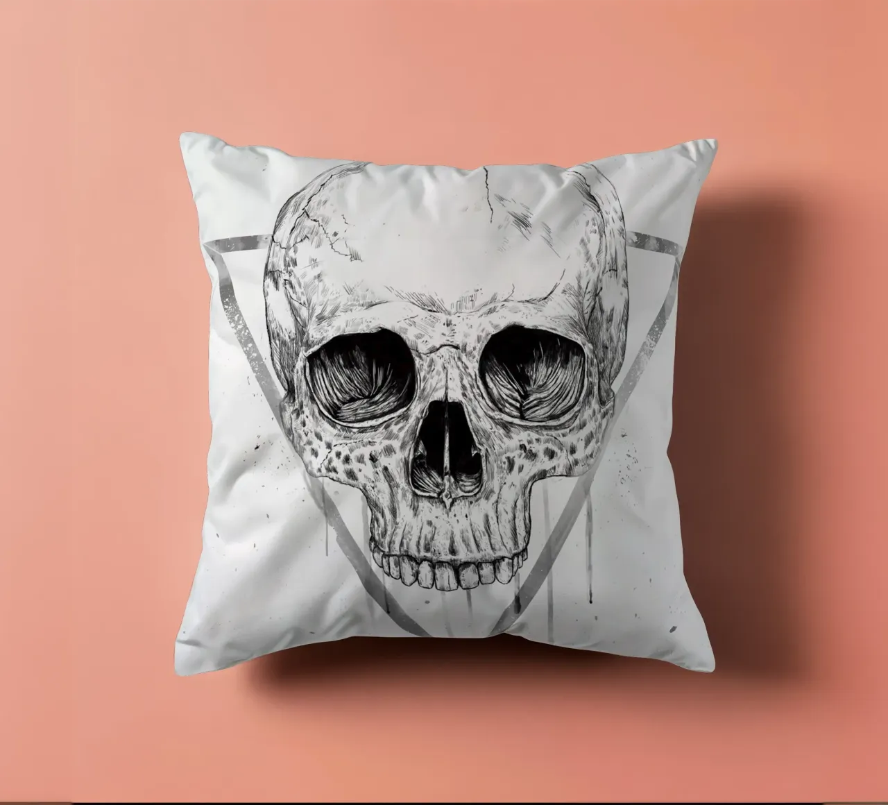 Skull in a triangle (b&w) cuscino da Balazs Solti