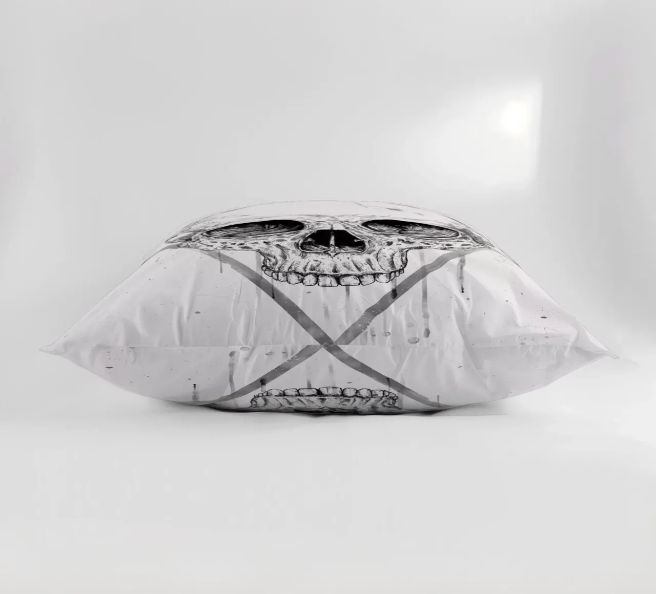 Skull in a triangle (b&w) cuscino da Balazs Solti