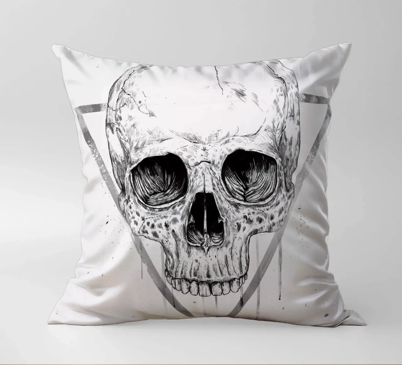 Skull in a triangle (b&w) cuscino da Balazs Solti