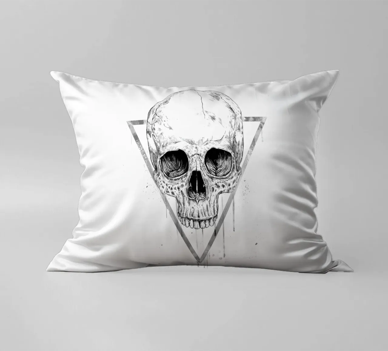 Skull in a triangle (b&w) cuscino da Balazs Solti