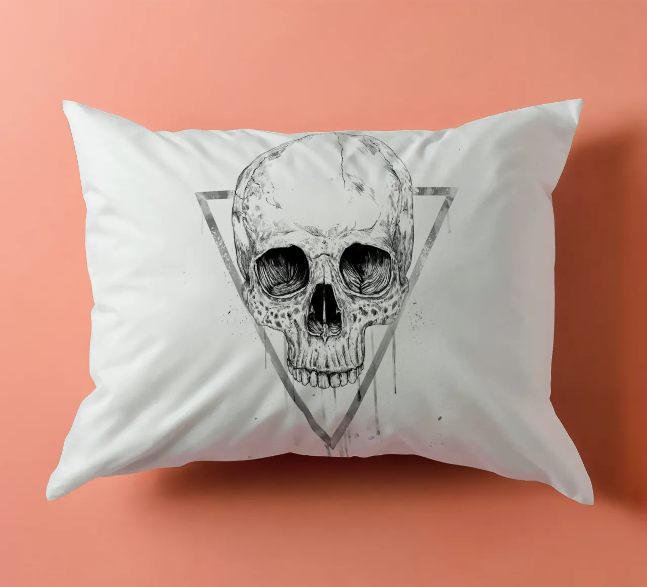 Skull in a triangle (b&w) cuscino da Balazs Solti