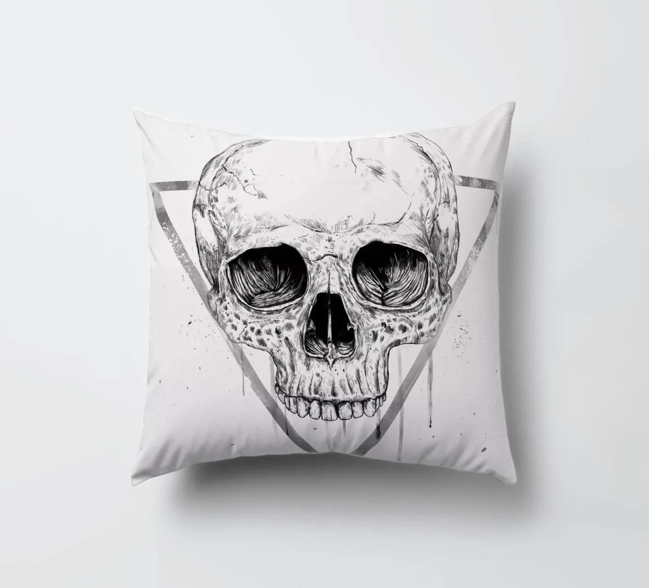 Skull in a triangle (b&w) cuscino da Balazs Solti