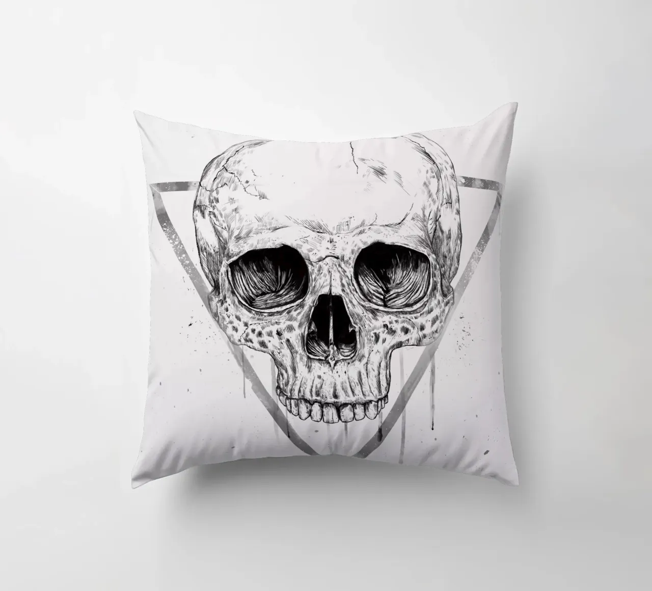 Skull in a triangle (b&w) cuscino da Balazs Solti