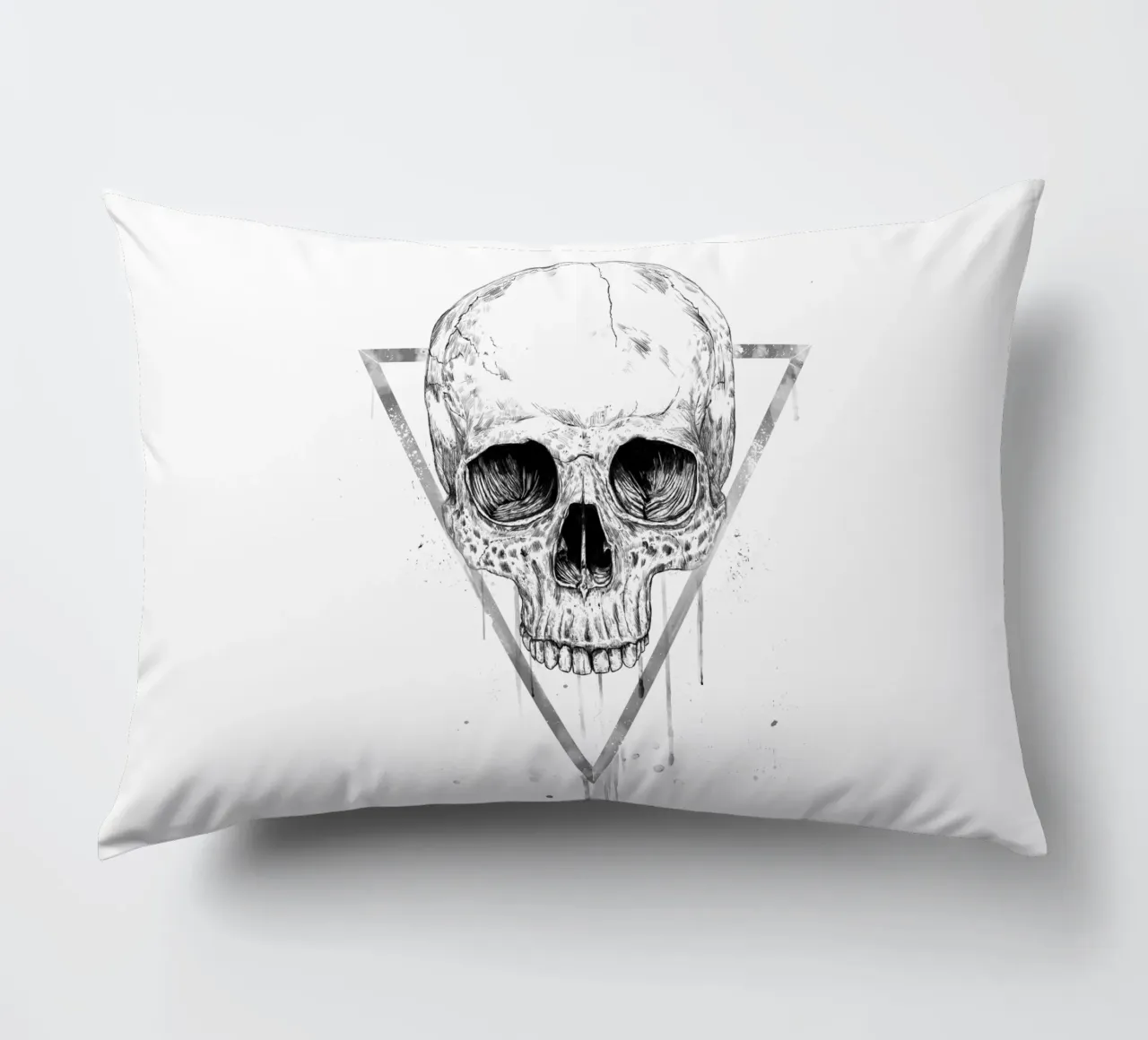 Skull in a triangle (b&w) cuscino da Balazs Solti