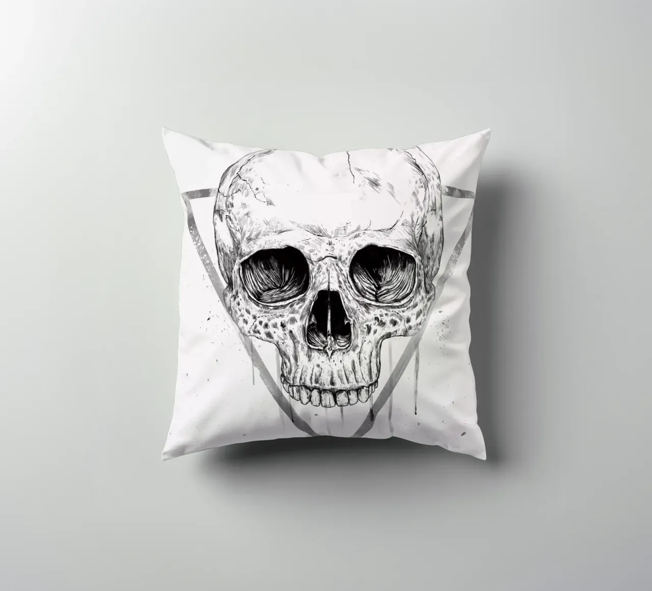 Skull in a triangle (b&w) cuscino da Balazs Solti