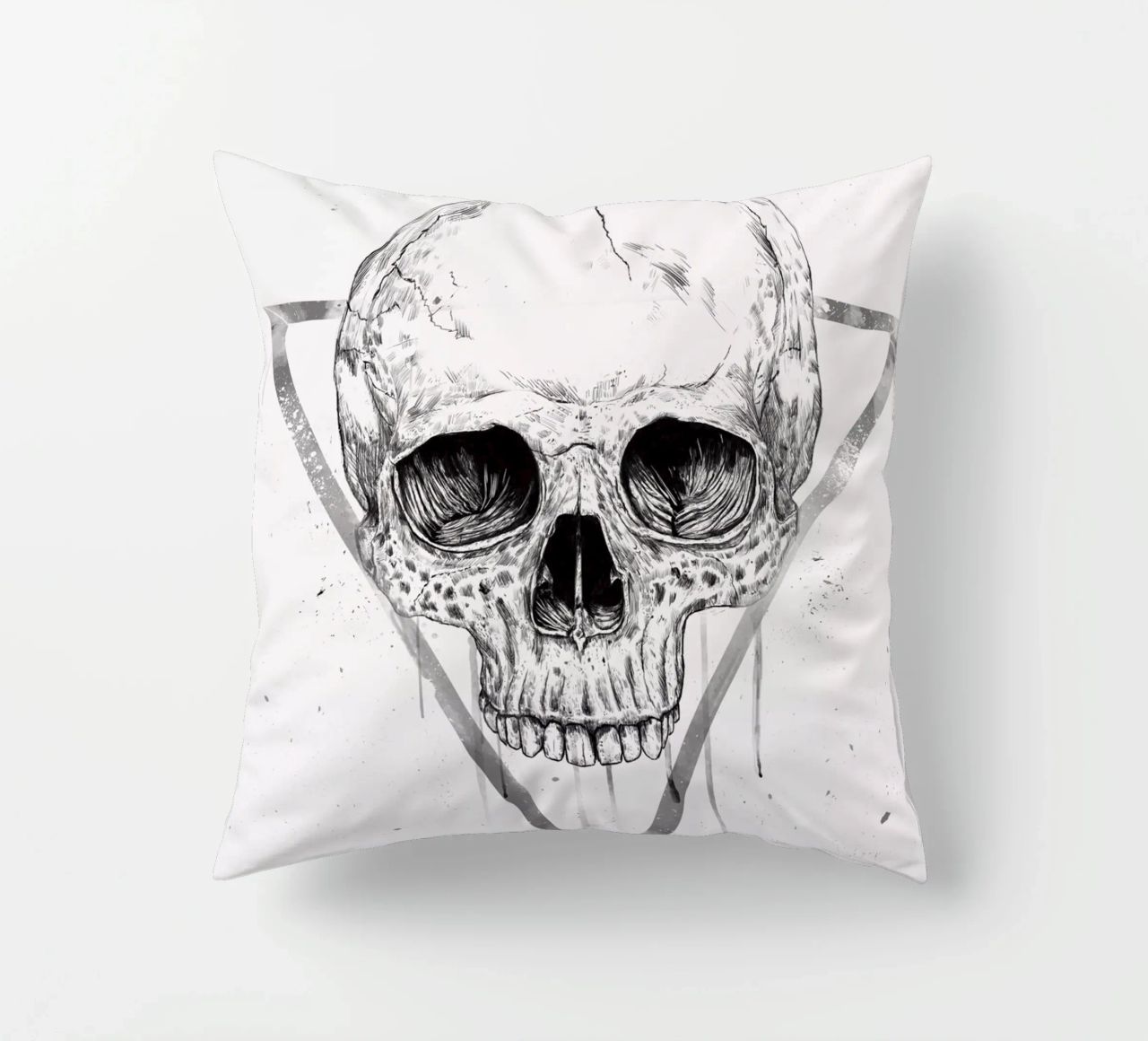 Skull in a triangle (b&w) cuscino da Balazs Solti