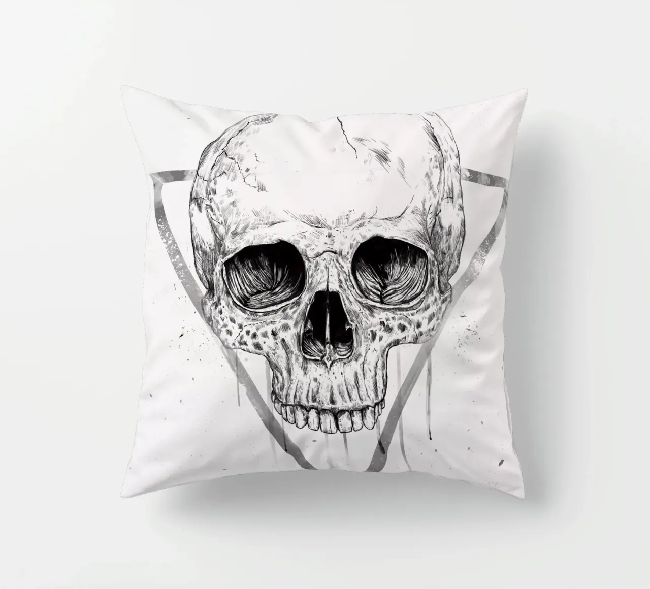 Skull in a triangle (b&w) cuscino da Balazs Solti