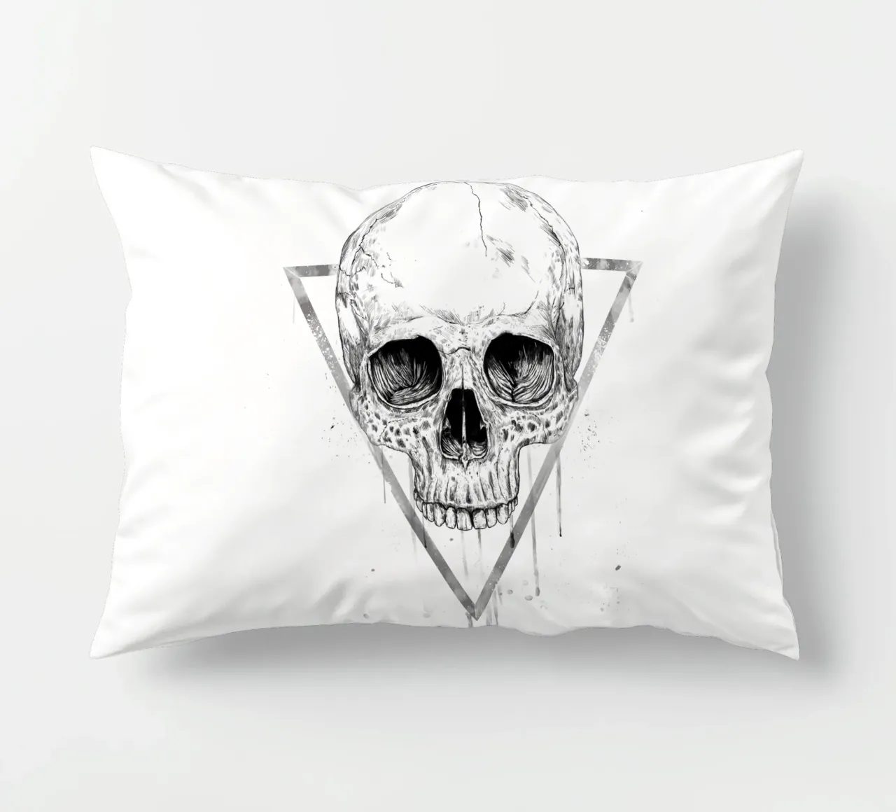Skull in a triangle (b&w) cuscino da Balazs Solti