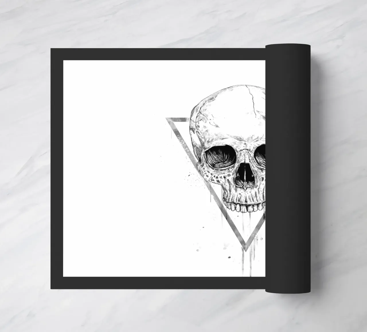 Skull in a triangle (b&w) felpudo de Balazs Solti