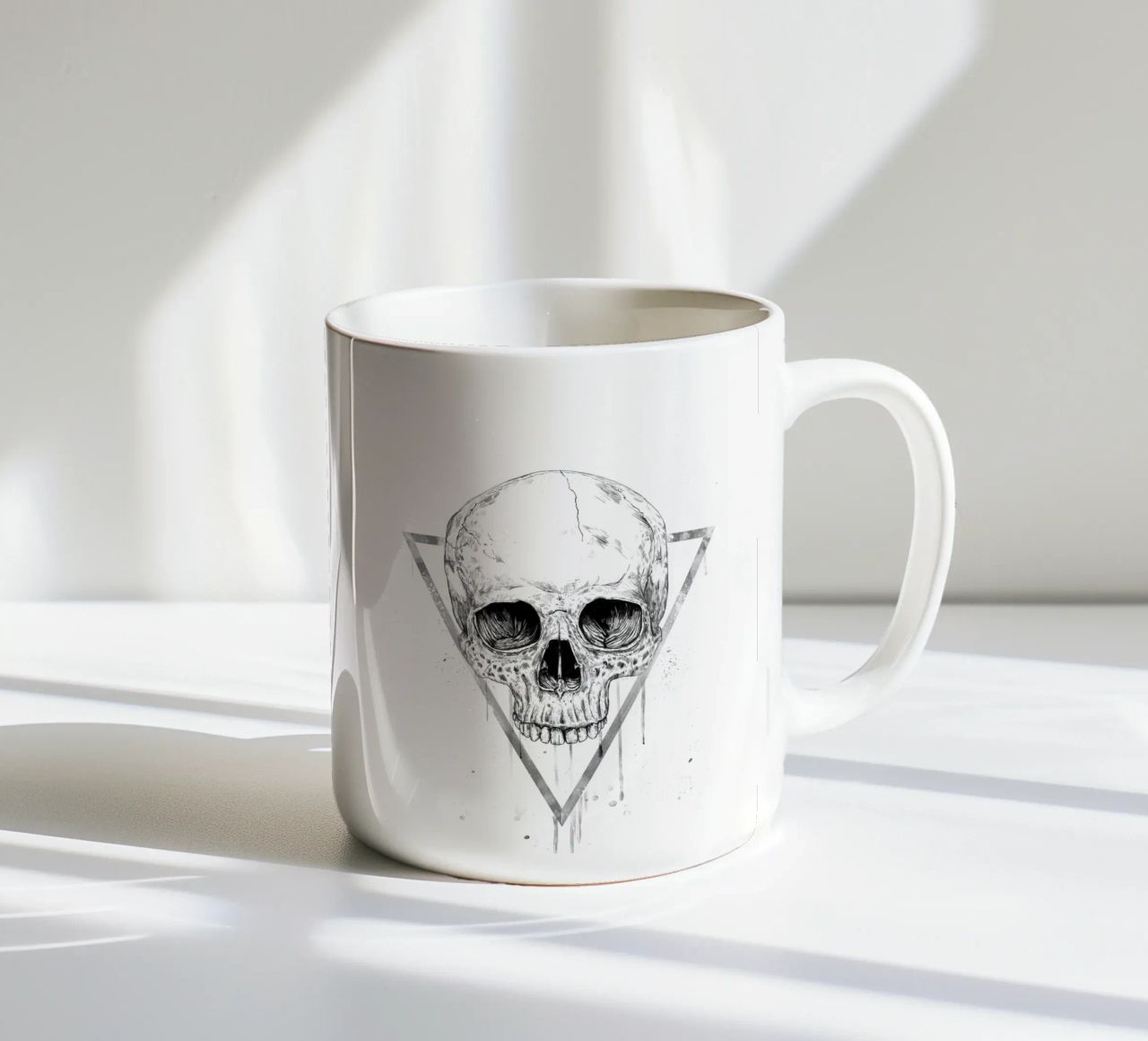 Skull in a triangle (b&w) tazza in ceramica da Balazs Solti