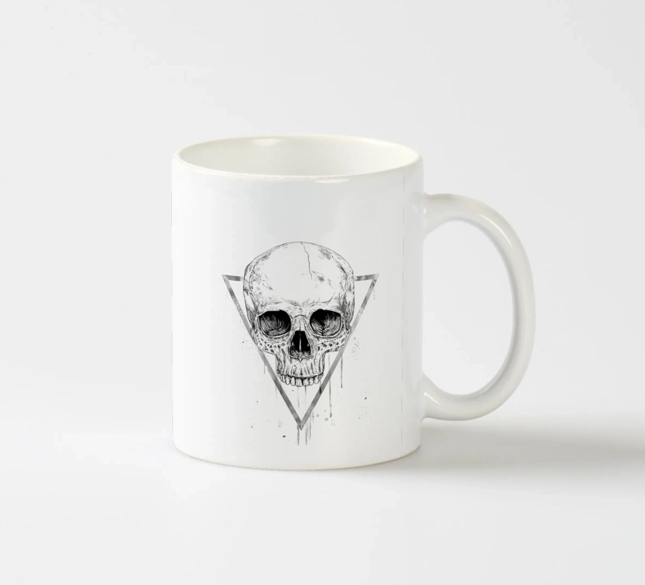 Skull in a triangle (b&w) tazza in ceramica da Balazs Solti