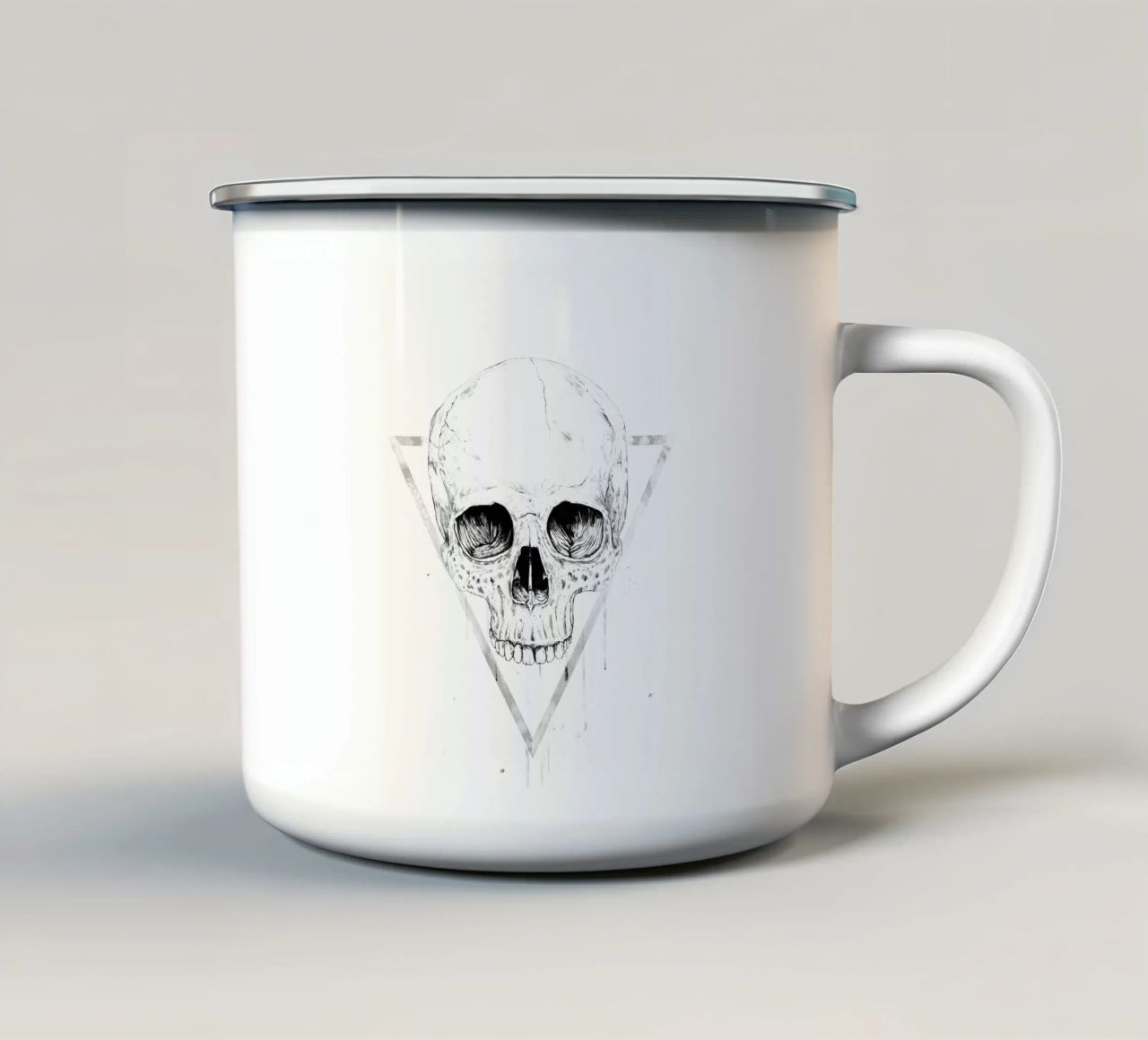 Skull in a triangle (b&w) tazza in smalto da Balazs Solti