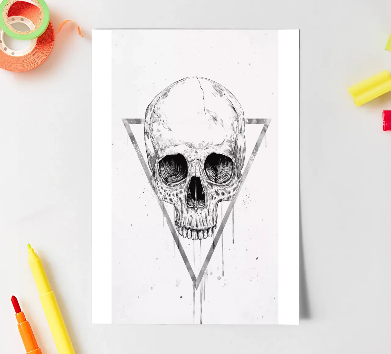 Skull in a triangle (b&w) foglio adesivo da Balazs Solti