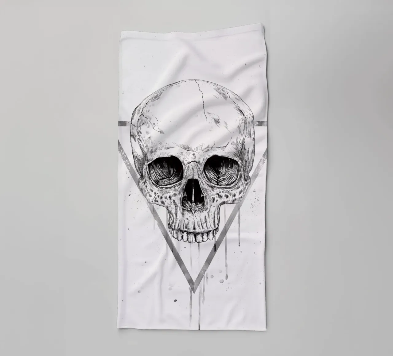 Skull in a triangle (b&w) asciugamano da bagno da Balazs Solti