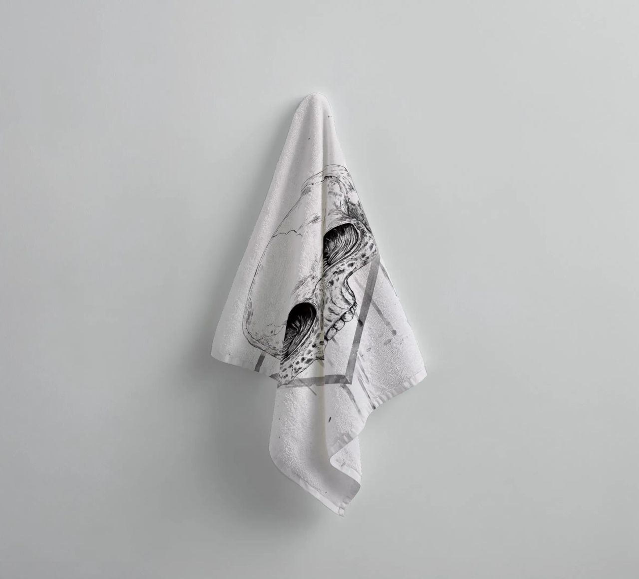 Skull in a triangle (b&w) asciugamano da bagno da Balazs Solti