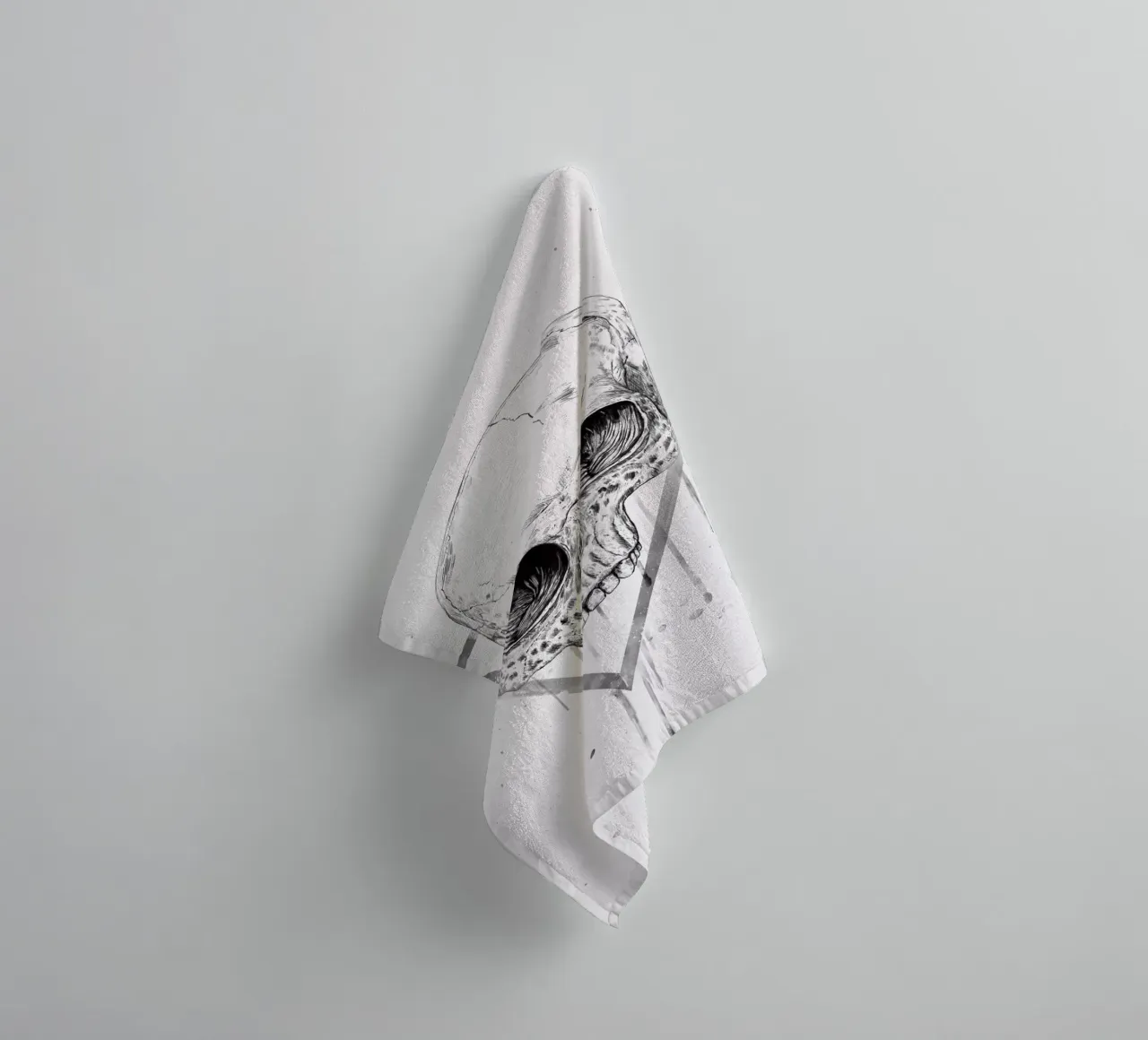 Skull in a triangle (b&w) asciugamano da bagno da Balazs Solti