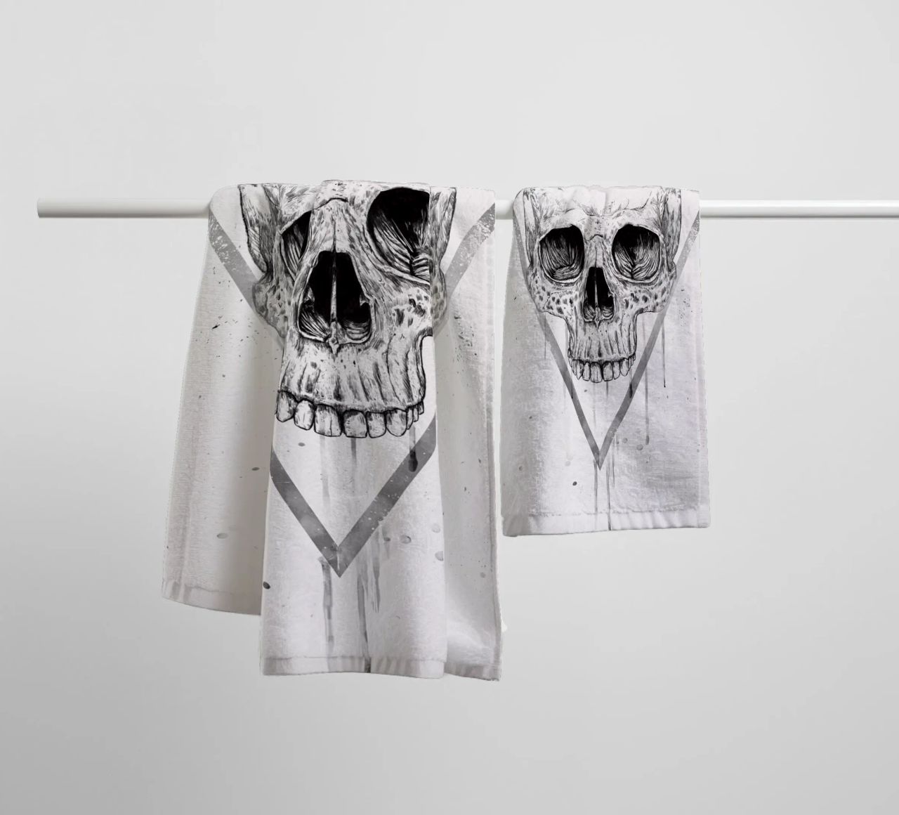 Skull in a triangle (b&w) asciugamano da bagno da Balazs Solti