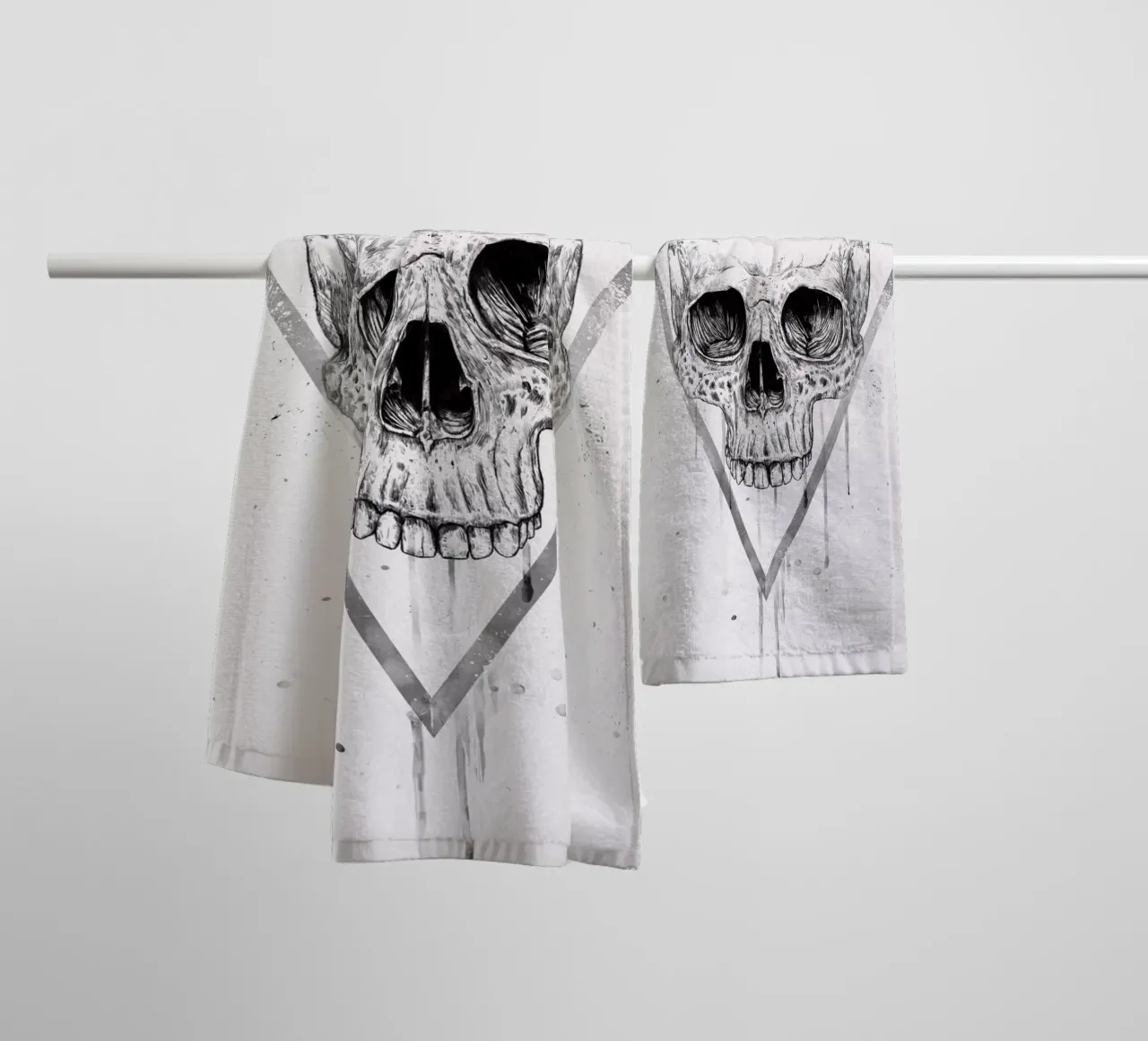 Skull in a triangle (b&w) asciugamano da bagno da Balazs Solti