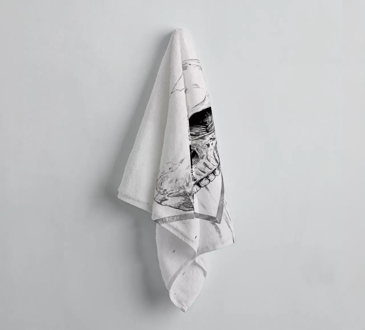 Skull in a triangle (b&w) asciugamano da bagno da Balazs Solti