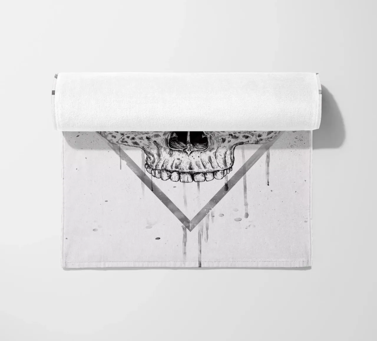 Skull in a triangle (b&w) telo mare da Balazs Solti