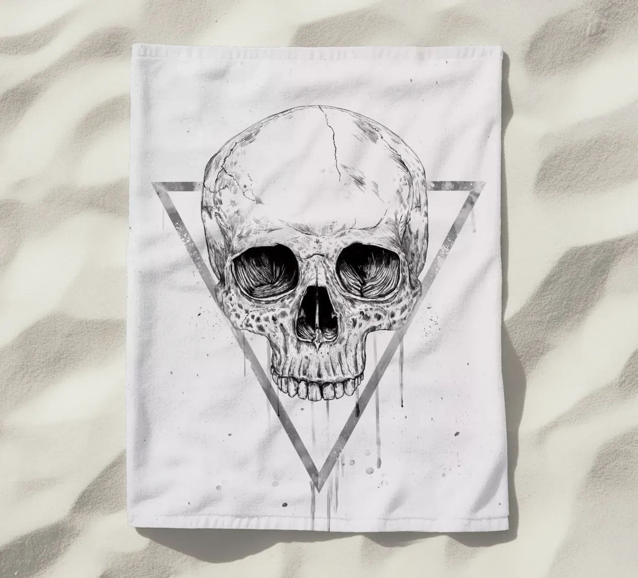 Skull in a triangle (b&w) telo mare da Balazs Solti