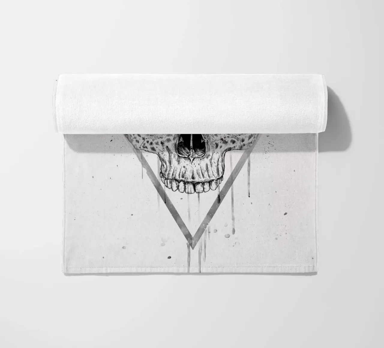 Skull in a triangle (b&w) telo mare da Balazs Solti