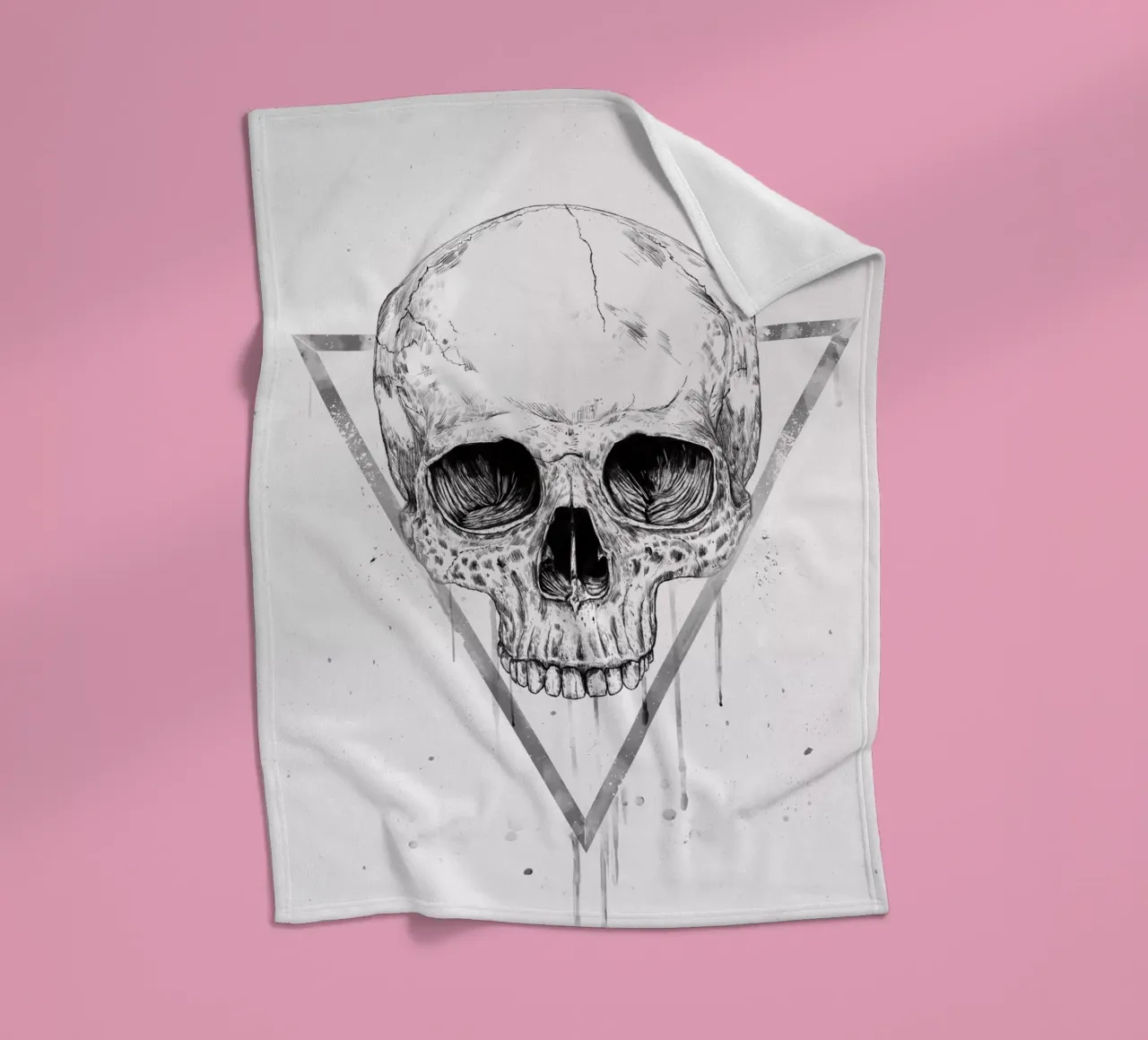 Skull in a triangle (b&w) coperta in pile da Balazs Solti