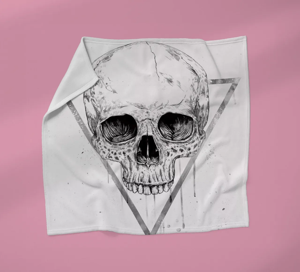 Skull in a triangle (b&w) coperta in pile da Balazs Solti