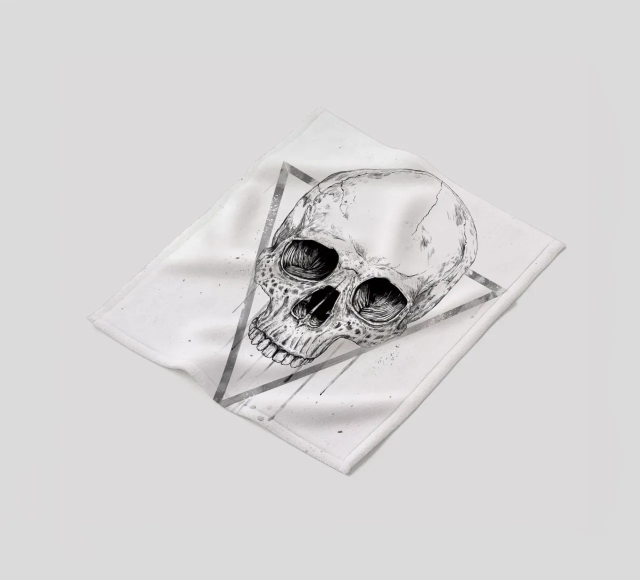 Skull in a triangle (b&w) Fleecedecke von Balazs Solti