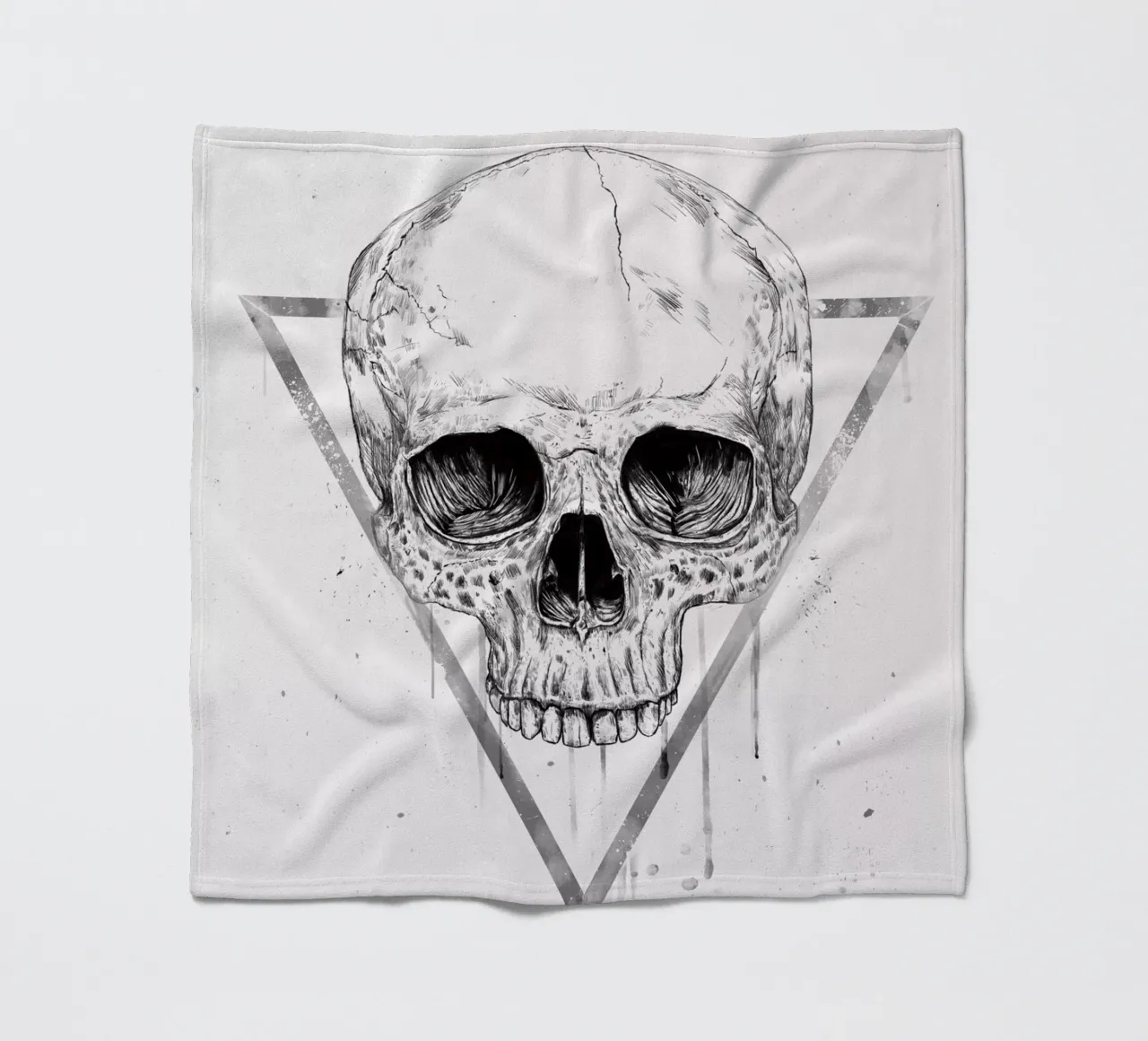 Skull in a triangle (b&w) coperta in pile da Balazs Solti