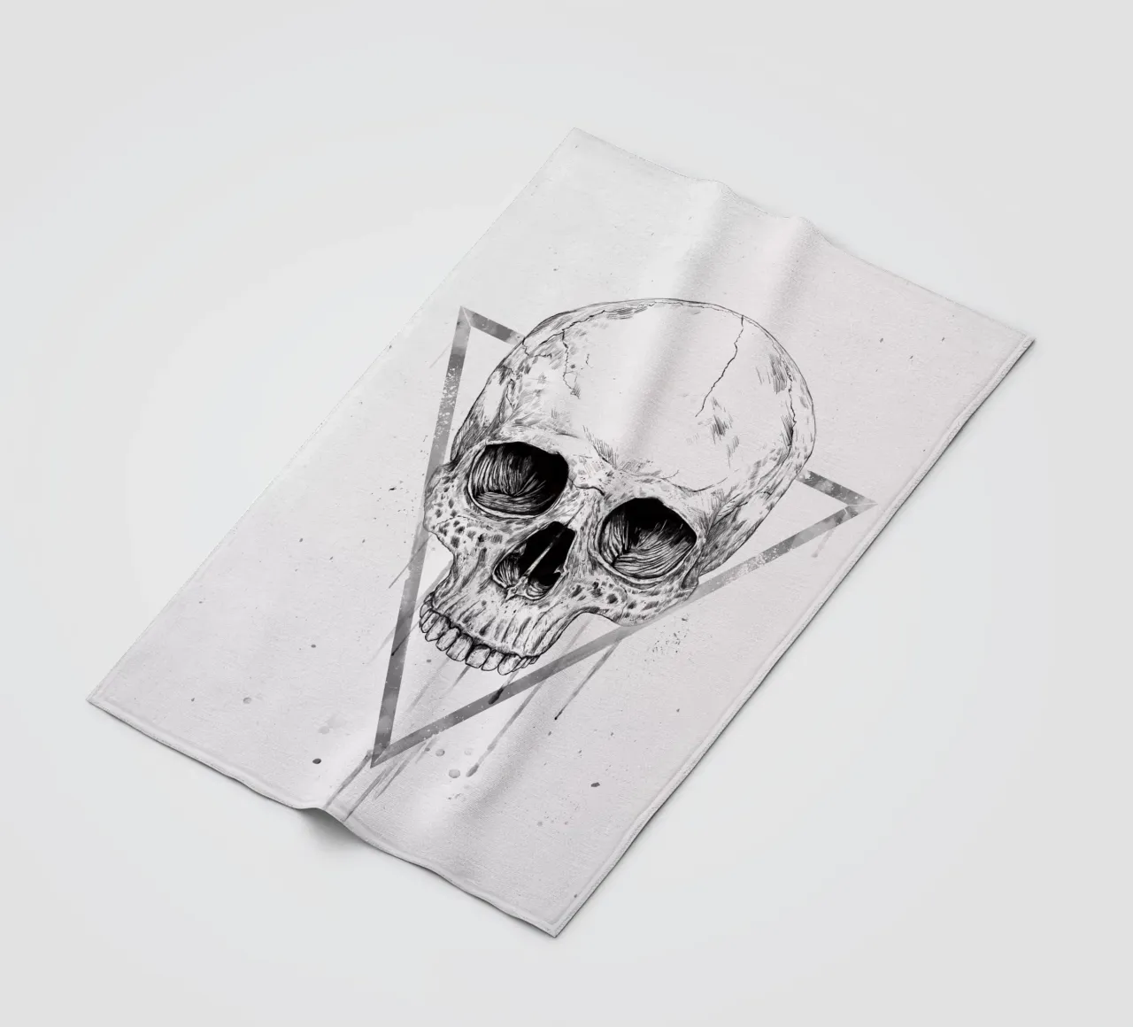 Skull in a triangle (b&w) coperta in pile da Balazs Solti