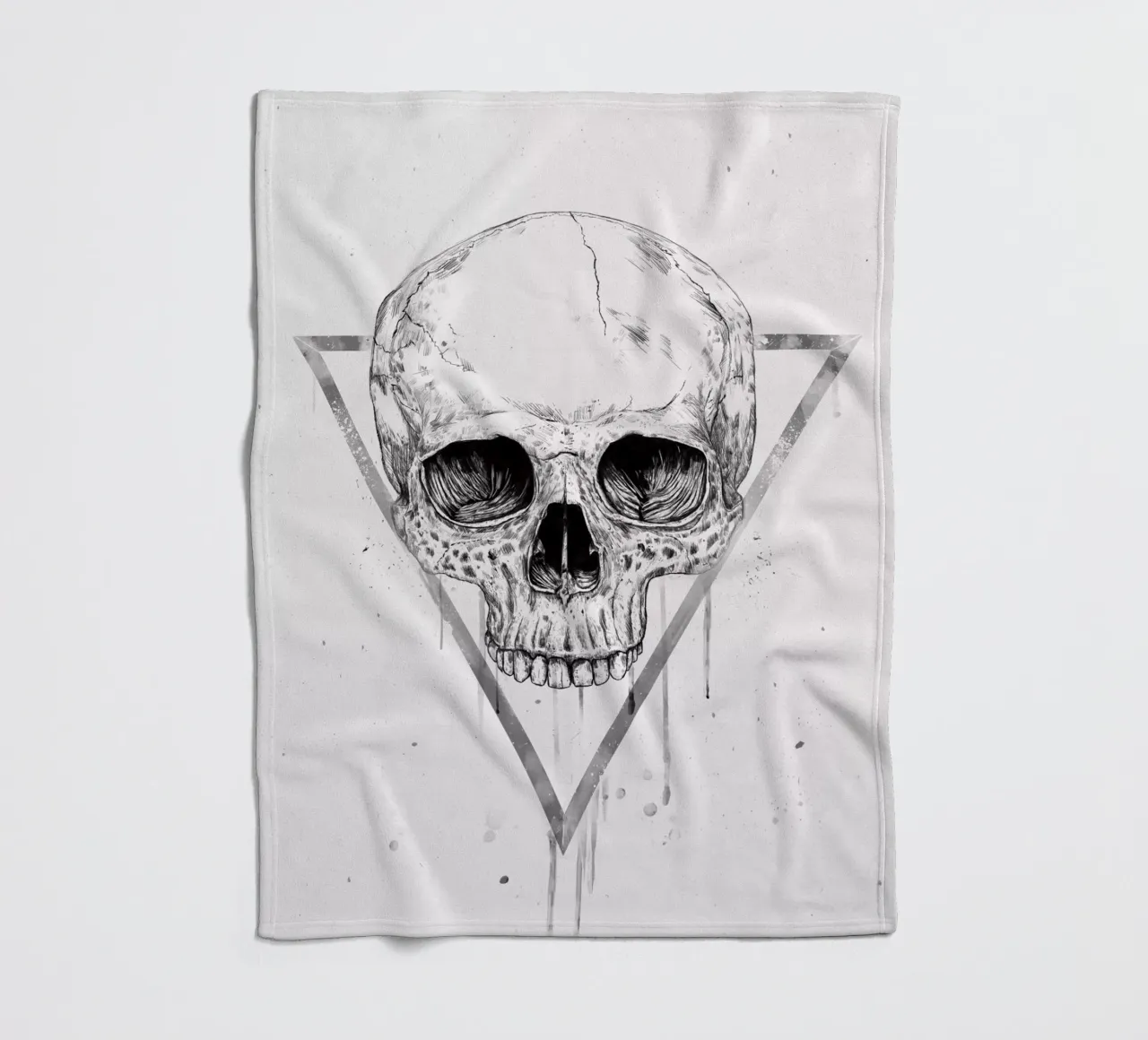 Skull in a triangle (b&w) coperta in pile da Balazs Solti