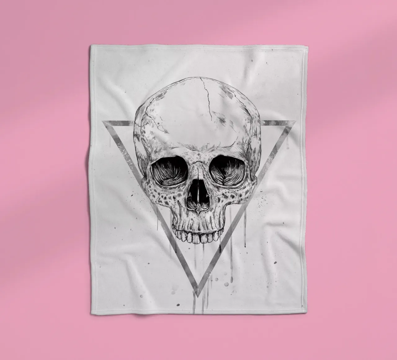 Skull in a triangle (b&w) coperta in pile da Balazs Solti