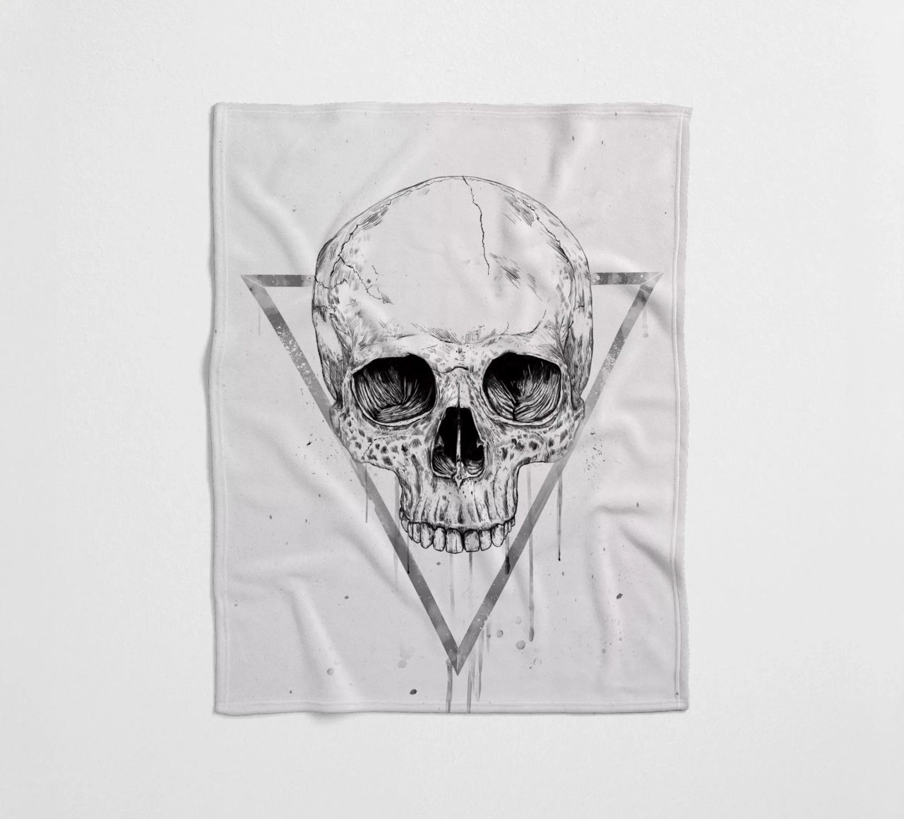Skull in a triangle (b&w) coperta in pile da Balazs Solti