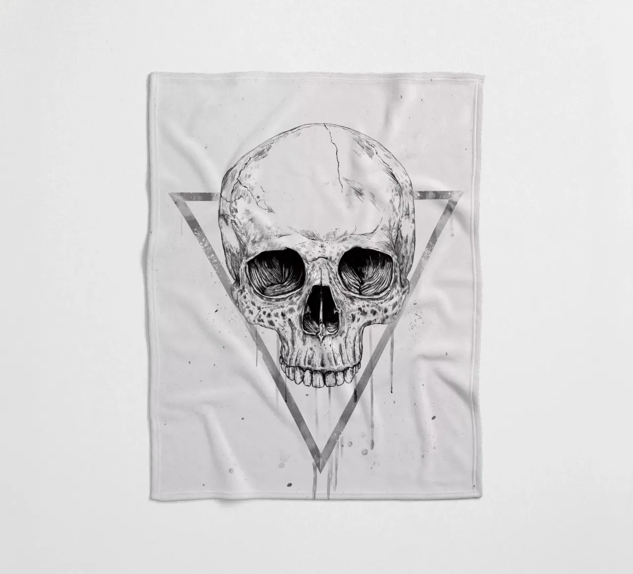 Skull in a triangle (b&w) coperta in pile da Balazs Solti